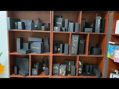Für einen unserer europäischen Kunden bieten wir eine maßgeschneiderte schwarze Buchverpackung mit UV-Logo und EVA-Einsatz an